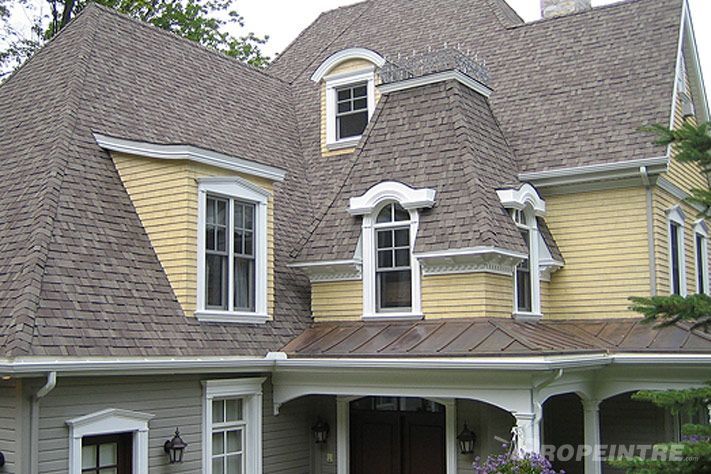 Peinture de chalet réalisée par Propeintre sur maison jaune à toit gris