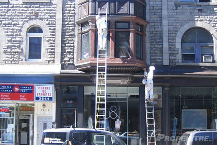 Travaux de peinture extérieure sur façade commerciale avec échafaudage par Propeintre