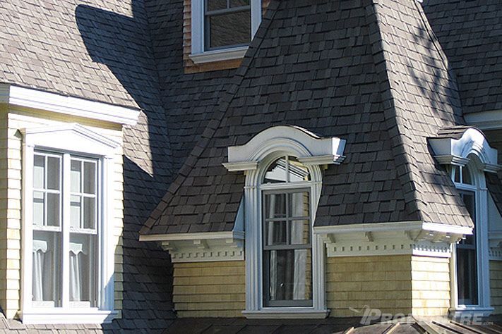 Détail architectural de fenêtre avant restauration par peintres professionnels