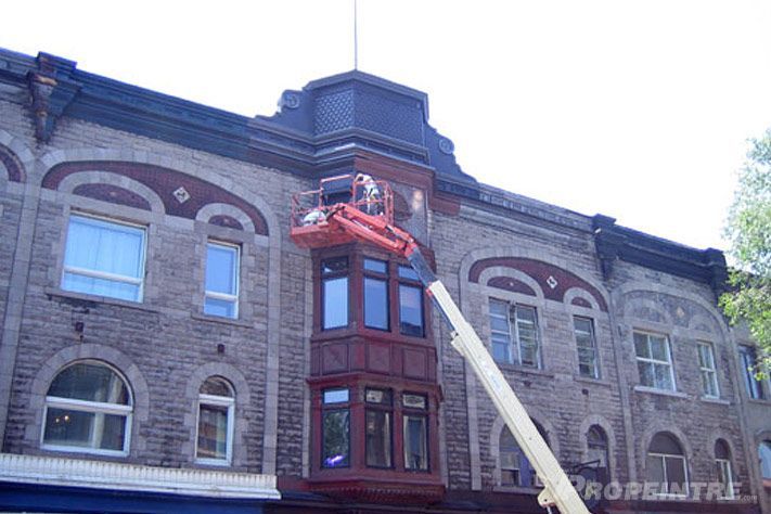 Rénovation extérieure d’un immeuble à étages avec nacelle sécuritaire par Propeintre