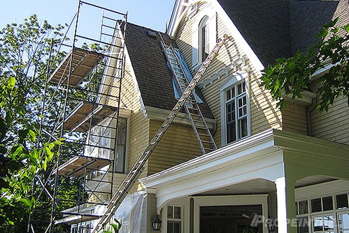Préparation et peinture en hauteur d’un chalet des Laurentides