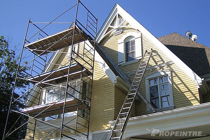 Installation d’échafaudage sur façade à pente raide pour chalet haut de gamme
