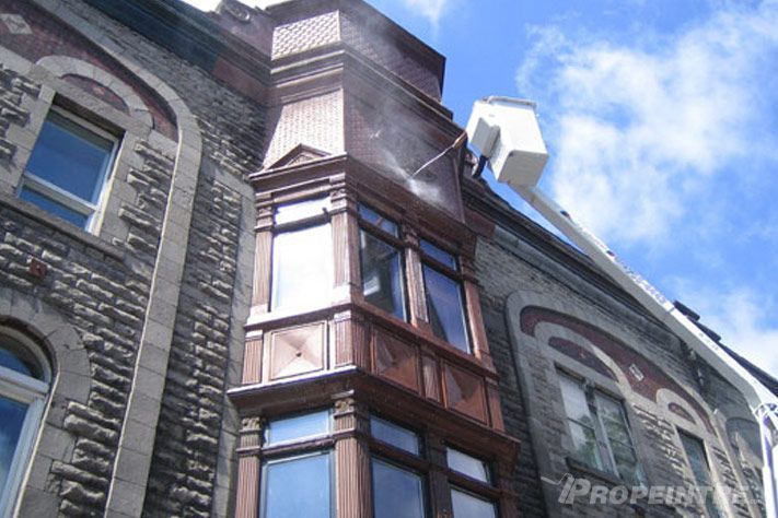 Nettoyage et préparation d’une façade avant peinture extérieure par experts