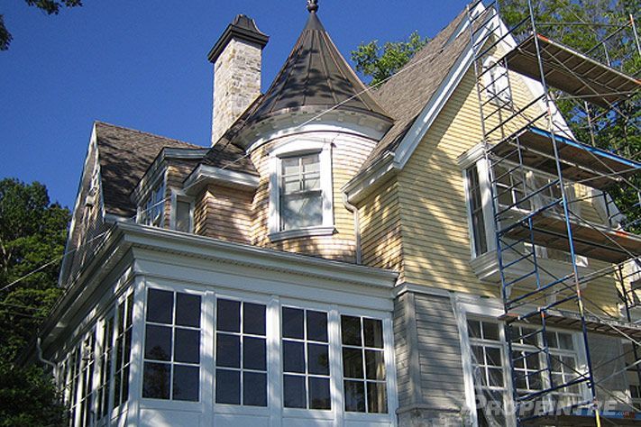 Application de peinture sur parements de bois et détails de corniche