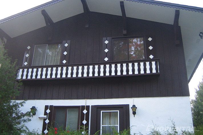 Peinture extérieure sur maison style chalet bois foncé