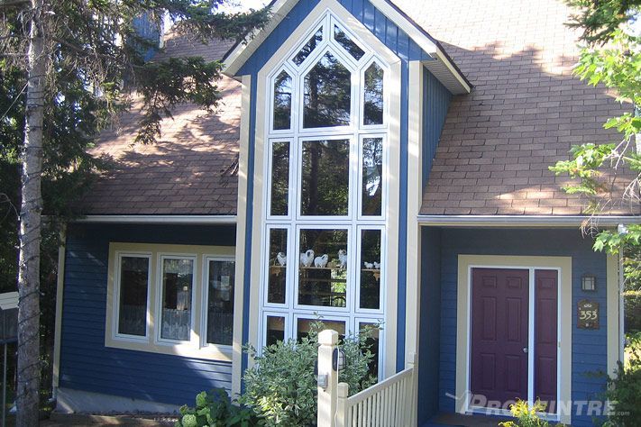 Revêtement extérieur bleu repeint avec finition crème