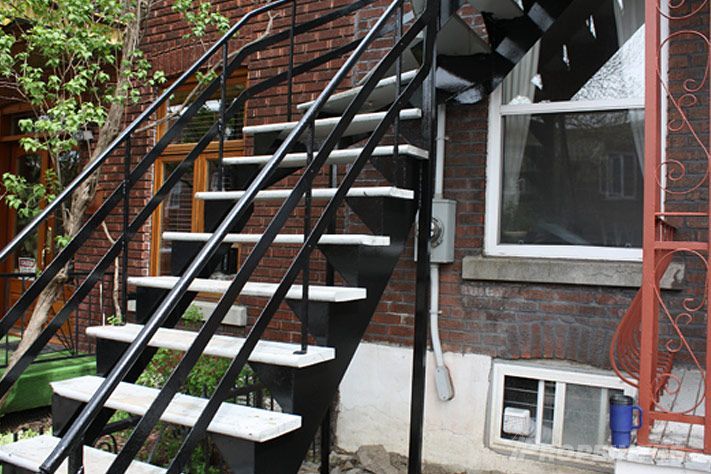 Escalier en fer forgé préparé pour peinture antirouille par nos experts