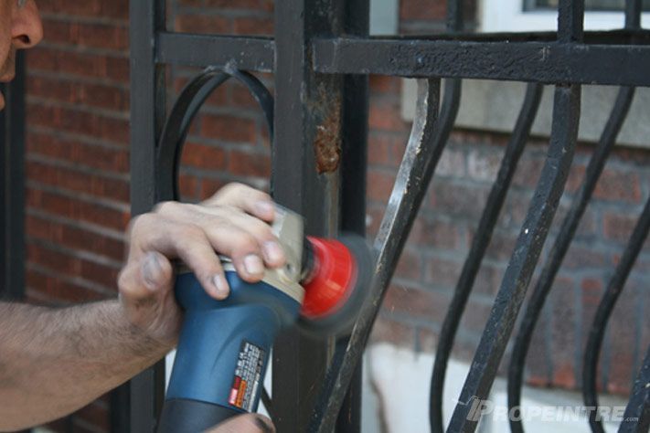 Nettoyage des soudures et des surfaces à l’aide d’une meuleuse électrique