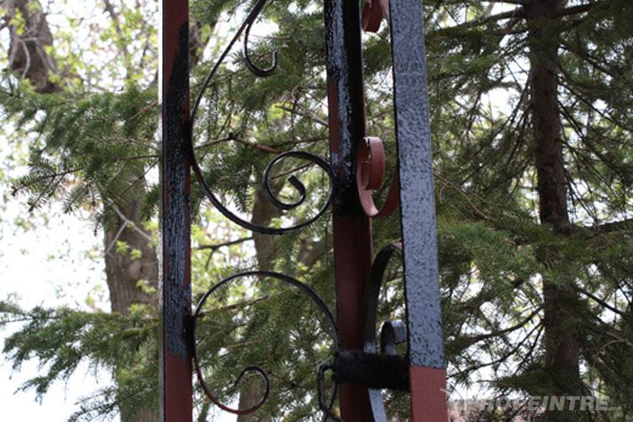 Détail décoratif en fer forgé nettoyé avant application de la peinture