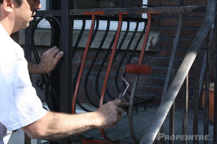 Application de première couche d’apprêt antirouille sur barreaux