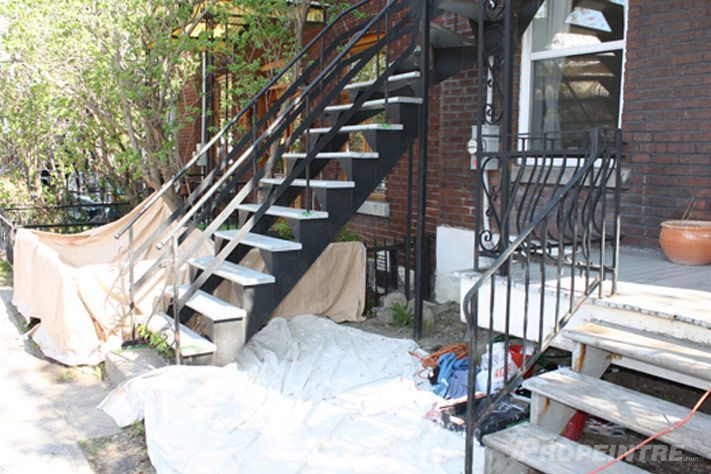 Escalier extérieur en fer forgé avant restauration par Propeintre