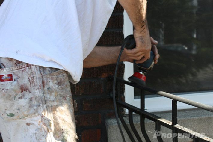 Meulage de l’ancienne peinture pour restaurer un escalier métallique