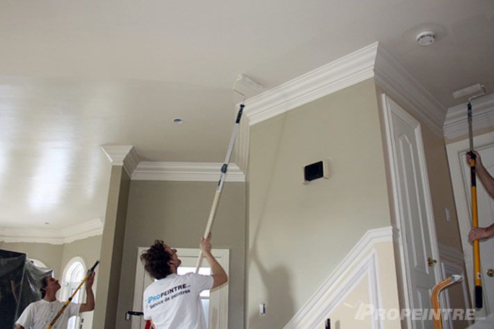 Application de peinture au plafond avec rouleau télescopique