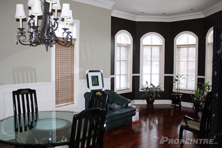 Salle à manger avec lustre et mobilier en verre, peinture intérieure Propeintre