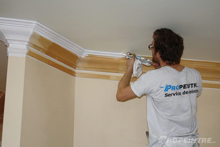 Calfeutrage des moulures avant application de peinture