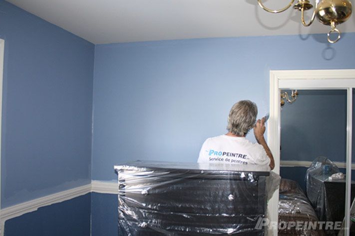 Peinture murale bleue appliquée par un peintre professionnel