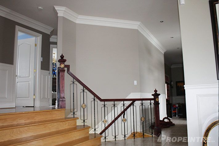 Finition d’un escalier moderne avec contraste de couleurs