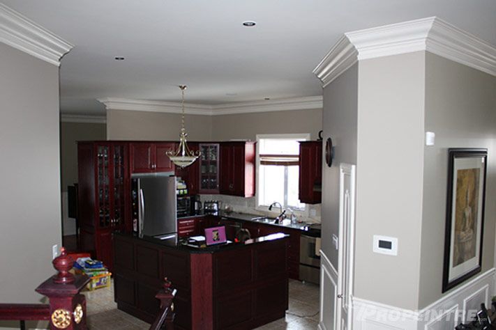 Cuisine avec moulures blanches et murs fraîchement peints