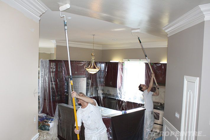 Peinture au plafond d’une salle à manger avec bâches de protection