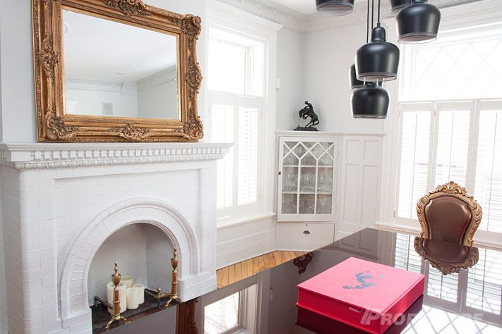 Cheminée blanche avec miroir doré, projet de prestige peint à Montréal