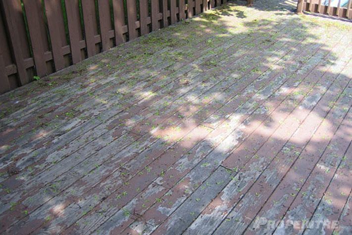 Patio abîmé avant la préparation pour la teinture