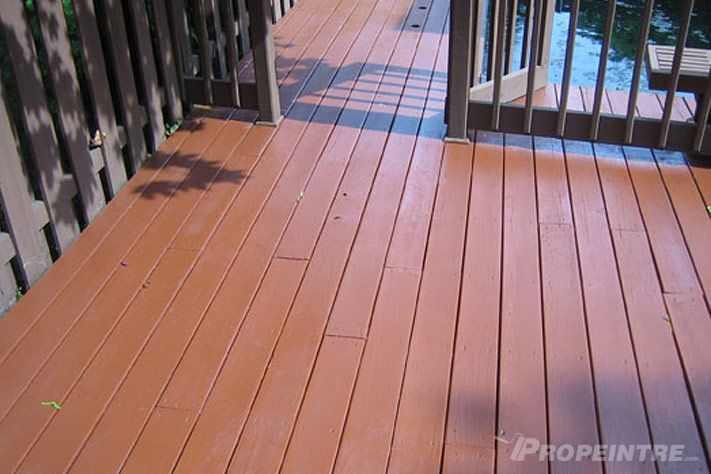 Terrasse teintée en brun opaque après application par Propeintre