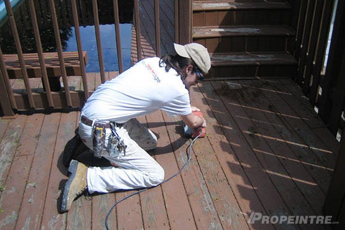 Ponçage professionnel d’une terrasse en bois avant teinture opaque