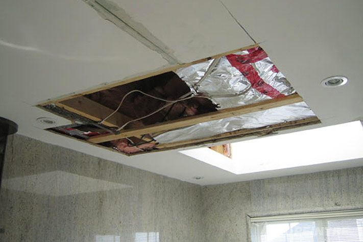 Plafond ouvert révélant les dommages causés par l’eau, étape avant intervention Propeintre