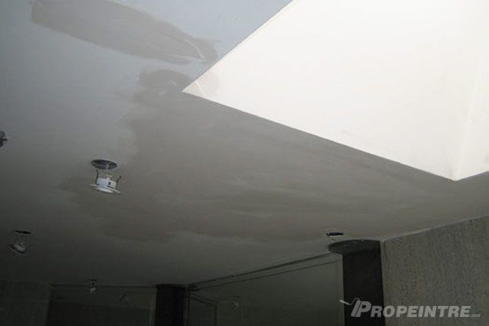 Plafond en cours de réparation avec application de plâtre, service de dégât d’eau par Propeintre