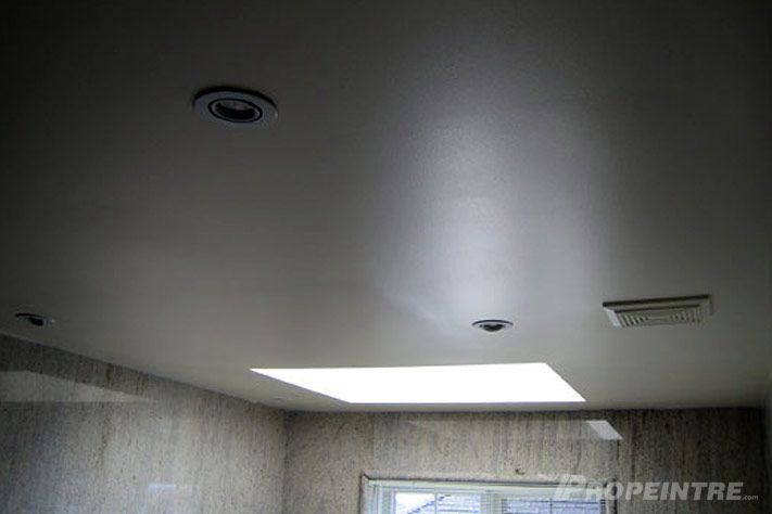 Plafond entièrement restauré après dégâts d’eau, finition lisse et peinture professionnelle