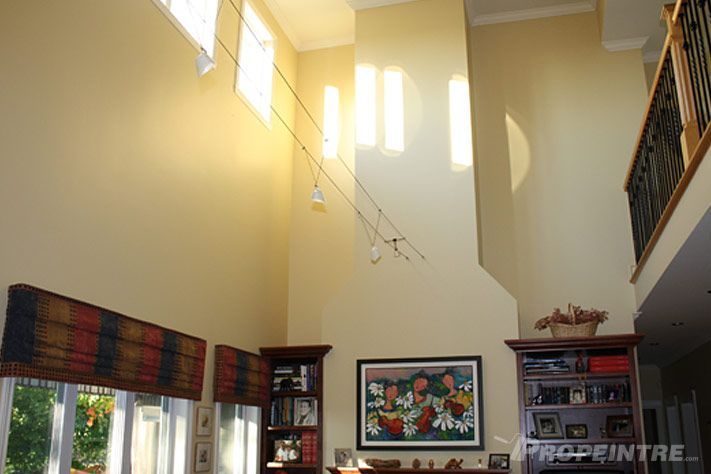 Salon à hauts plafonds avec tableau mural, peinture intérieure professionnelle par Propeintre