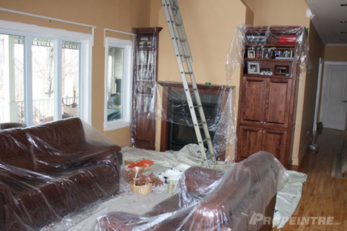 Peinture intérieure avec bâches de protection au sol