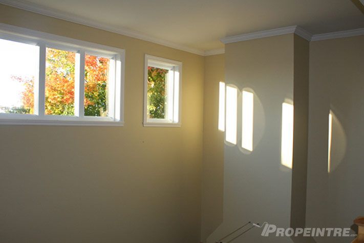 Pièce repeinte avec lumière naturelle