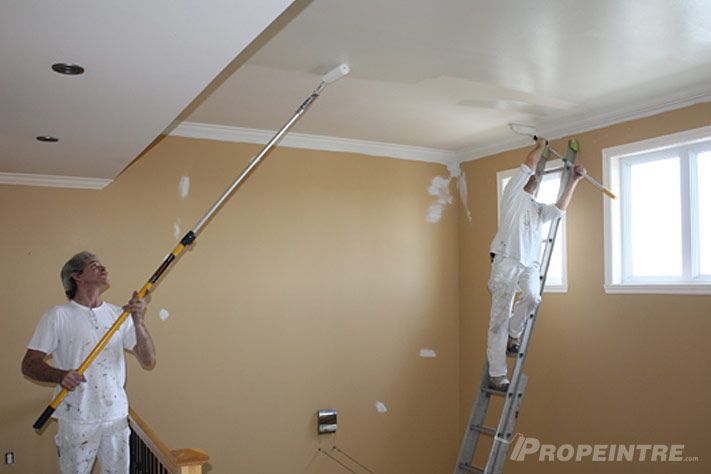 Application de peinture au rouleau sur plafond élevé a 2 etages