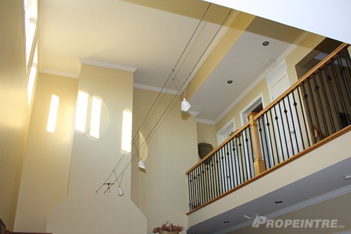 Peinture professionnelle en hauteur d’un salon et mezzanine, logo Propeintre en bas