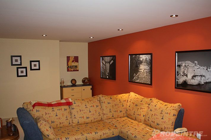 Résultat final du sous-sol repeint avec finitions nettes et ambiance chaleureuse