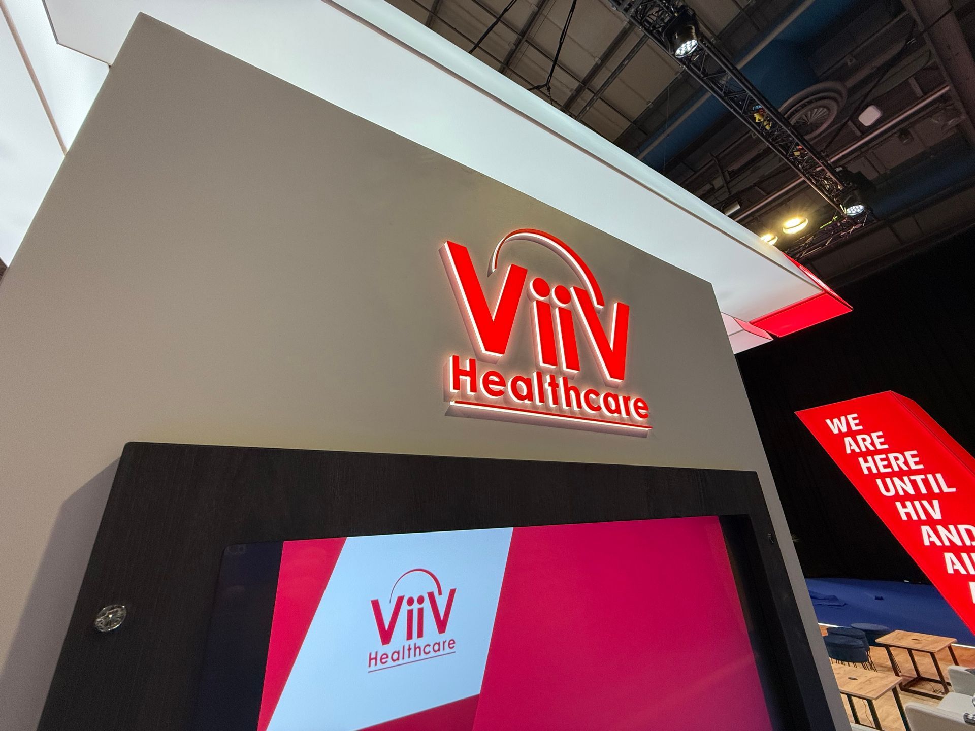 A sign that says ' viv healthcare ' on it