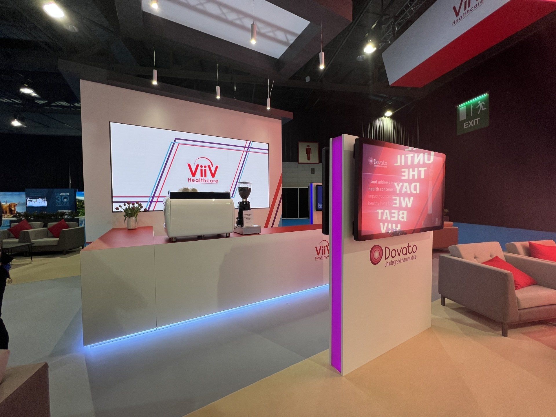 A room with a large screen that says viviv on it