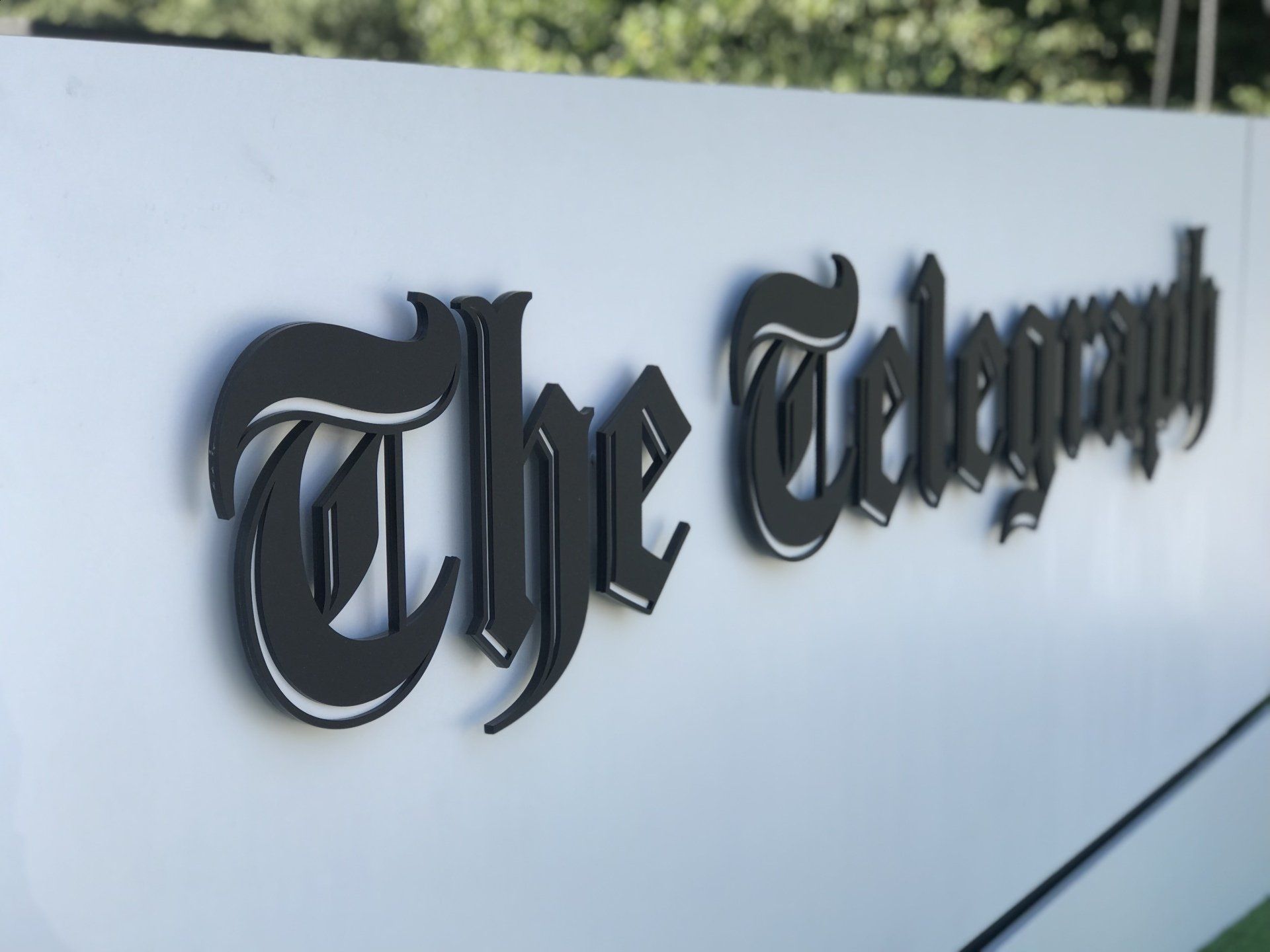A sign that says the telegraph on it