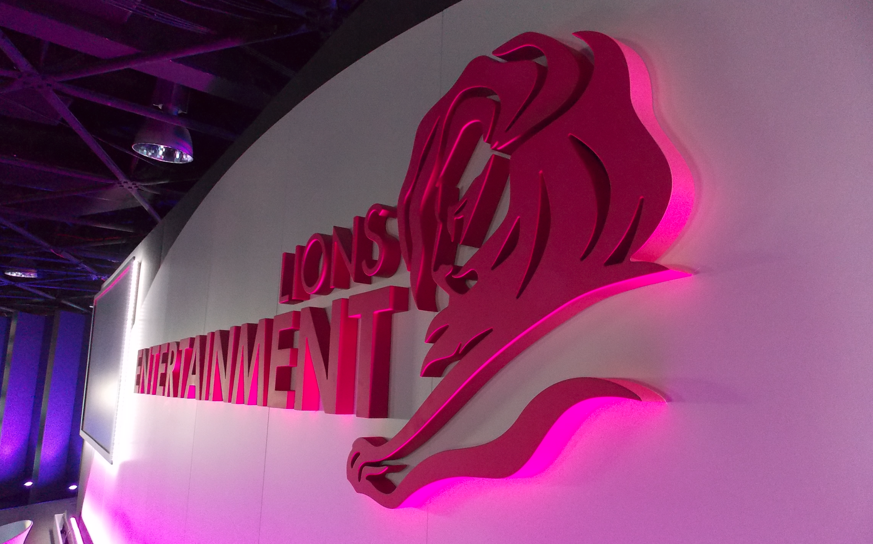 A pink sign that says lions entertainment on it