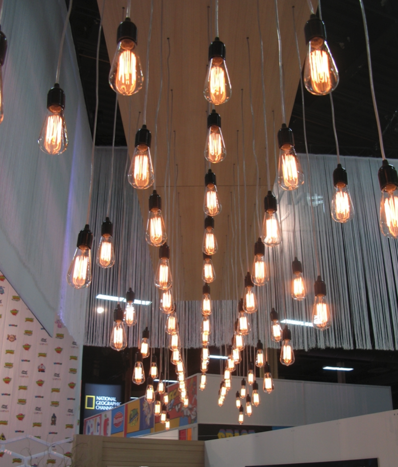 A bunch of light bulbs hanging from the ceiling