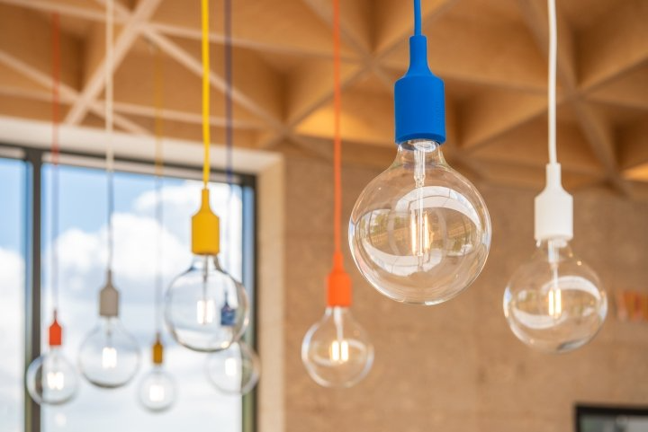 A bunch of light bulbs hanging from the ceiling in a room.