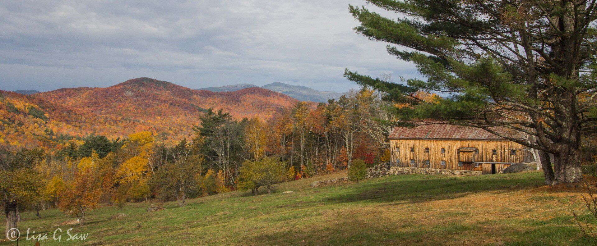 Old barn and autumn colours of White Mountains