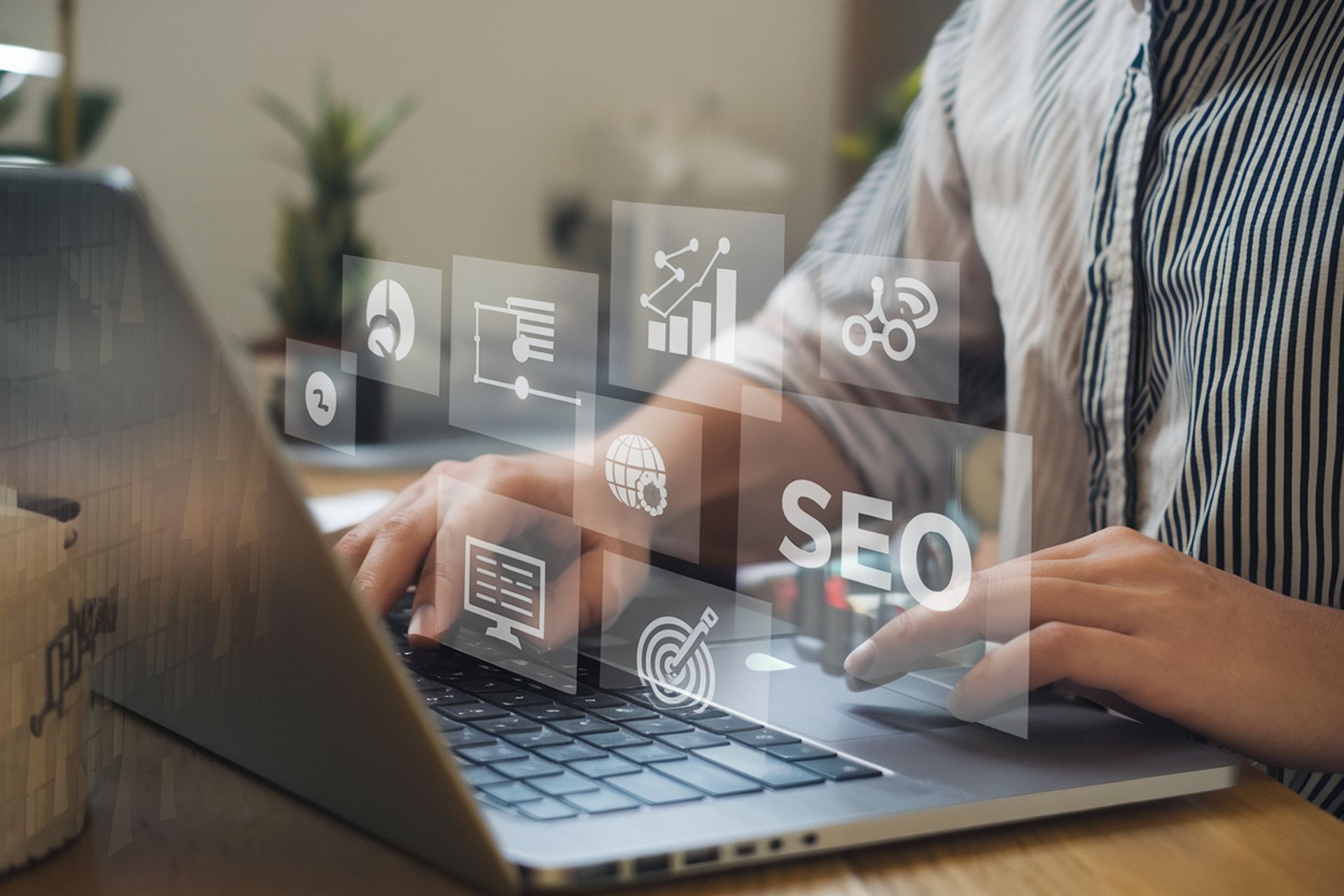 Persona trabajando en una computadora portátil con superposición de