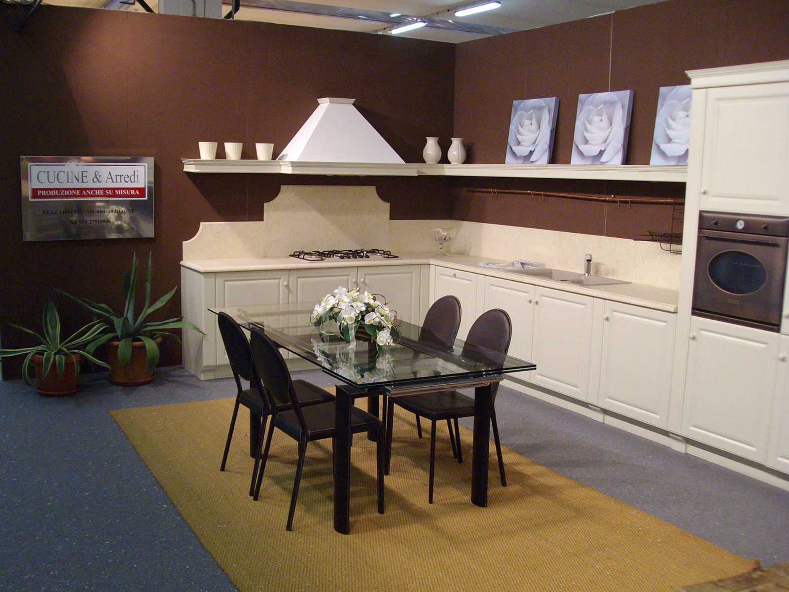 Arredo soggiorno con tavolo in vetro