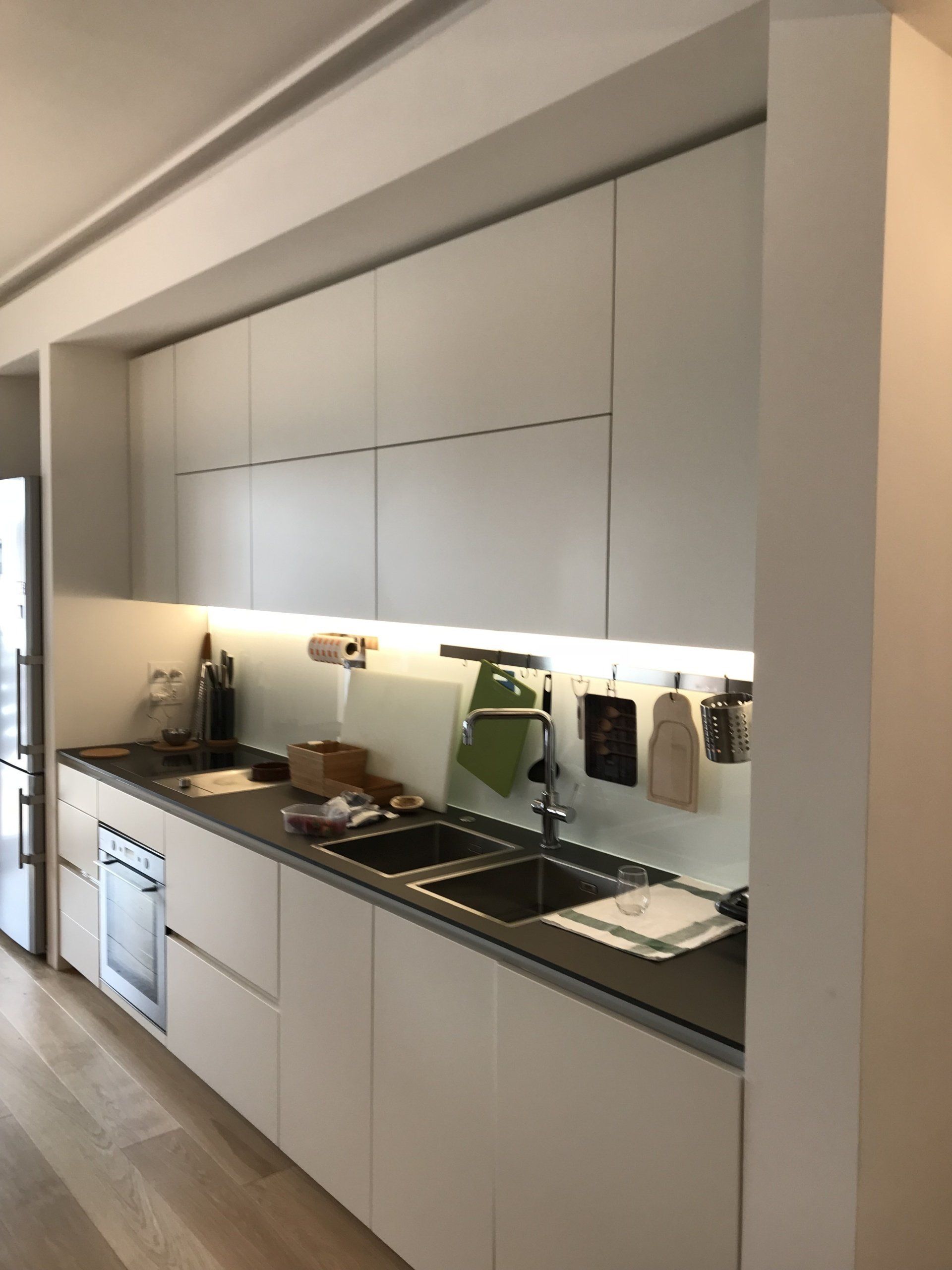 cucina moderna con ante automatizzate