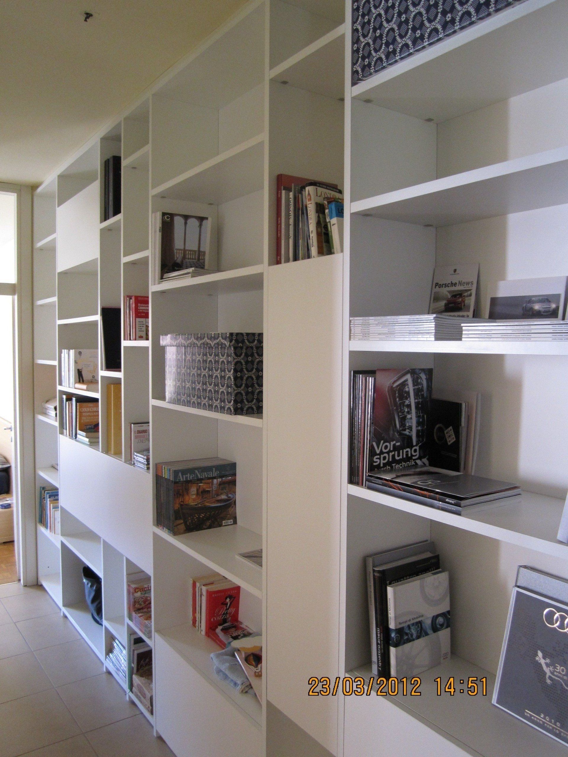 libreria con ripiani su misura