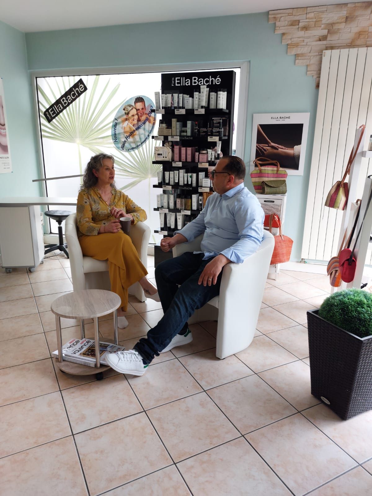 Un homme et une femme se serrent la main dans une chambre.