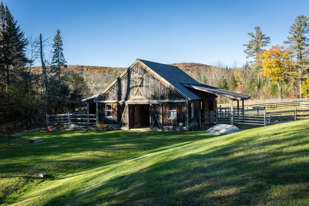 A barn with the letter k on the side of it