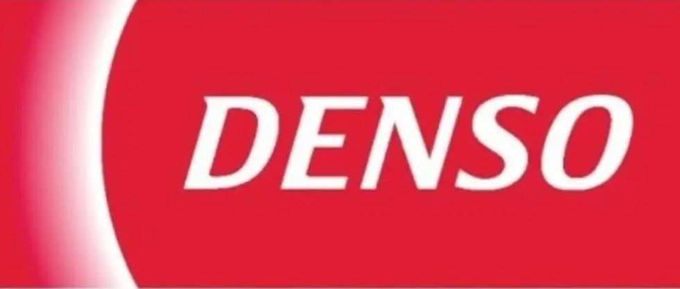 Logotipo de DENSO en texto blanco cursiva sobre fondo rojo.